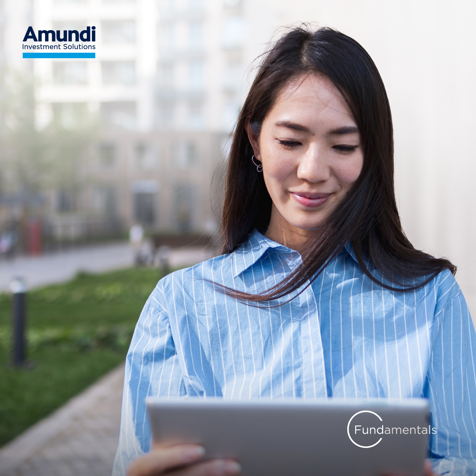 Une femme qui regarde sa tablette