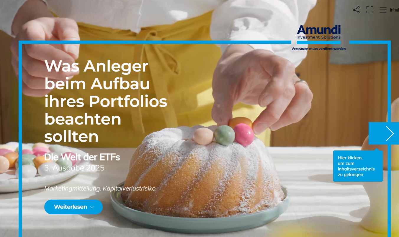 Frau dekoriert einen Kuchen