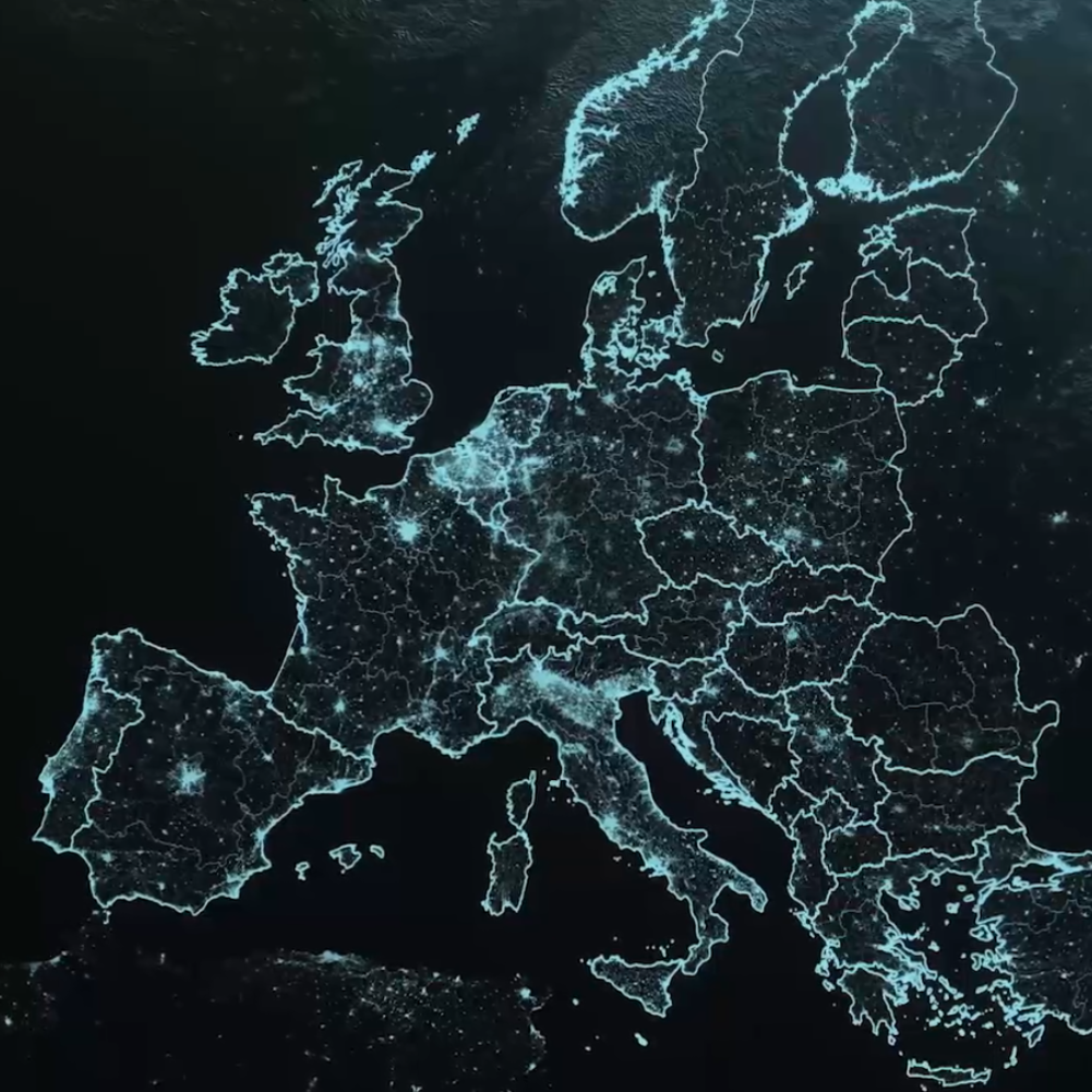 Leuchtende Europakarte bei Nacht mit hervorgehobenen Ländergrenzen