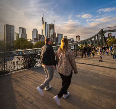 Blick auf Frankfurt Skyline vom Eisernen Steg bei Sonnenuntergang