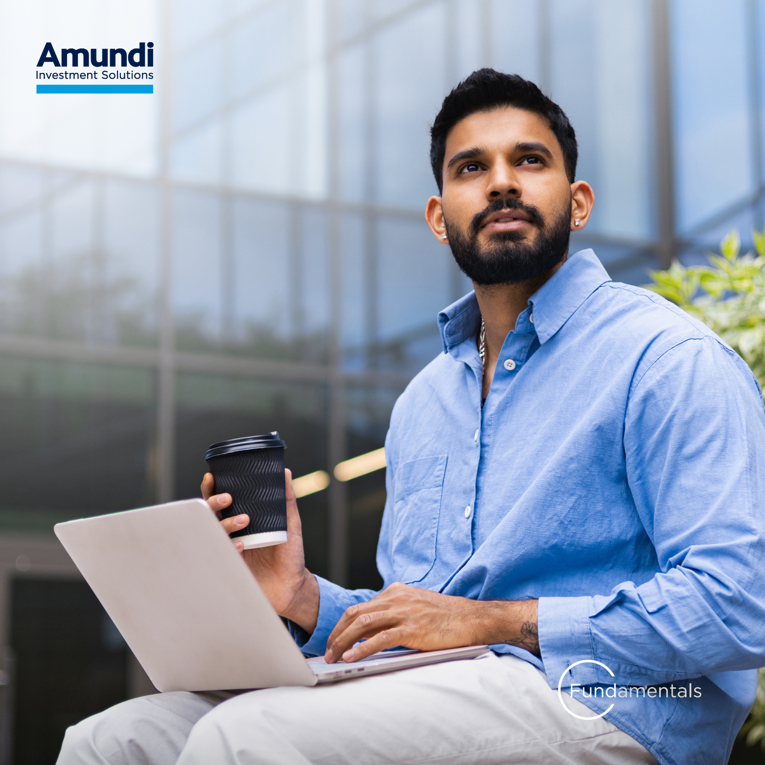 Un homme sur son ordinateur portable