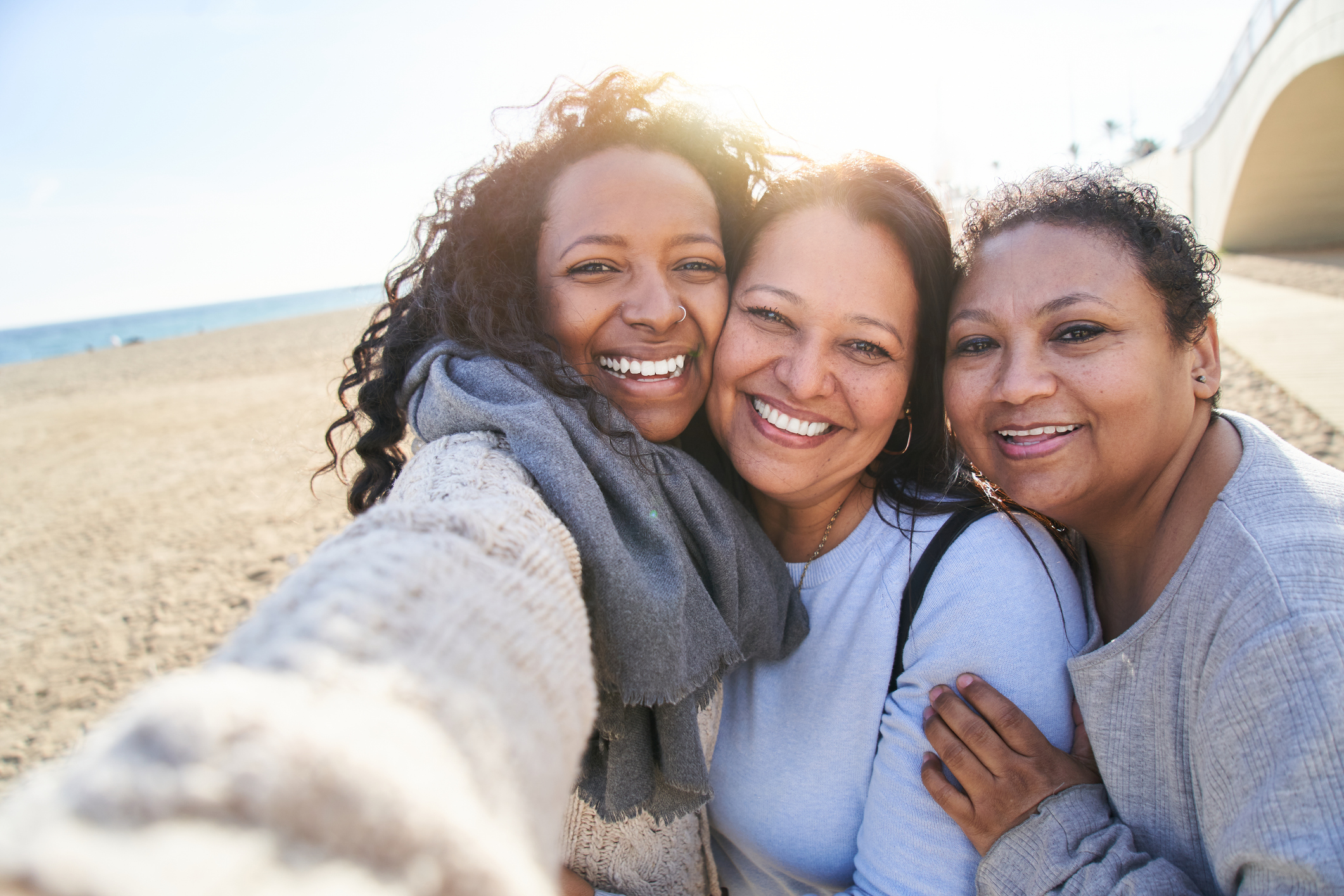 3 femmes souriantes à la plage