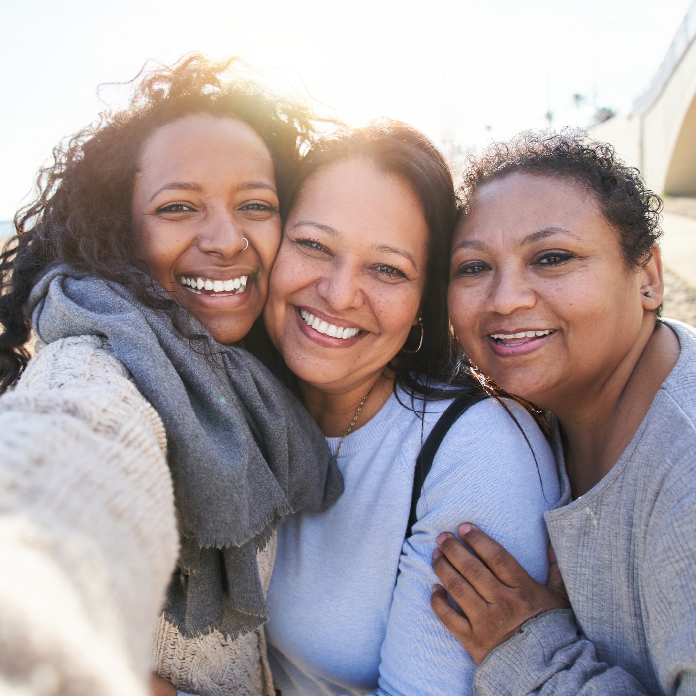 3 femmes souriantes