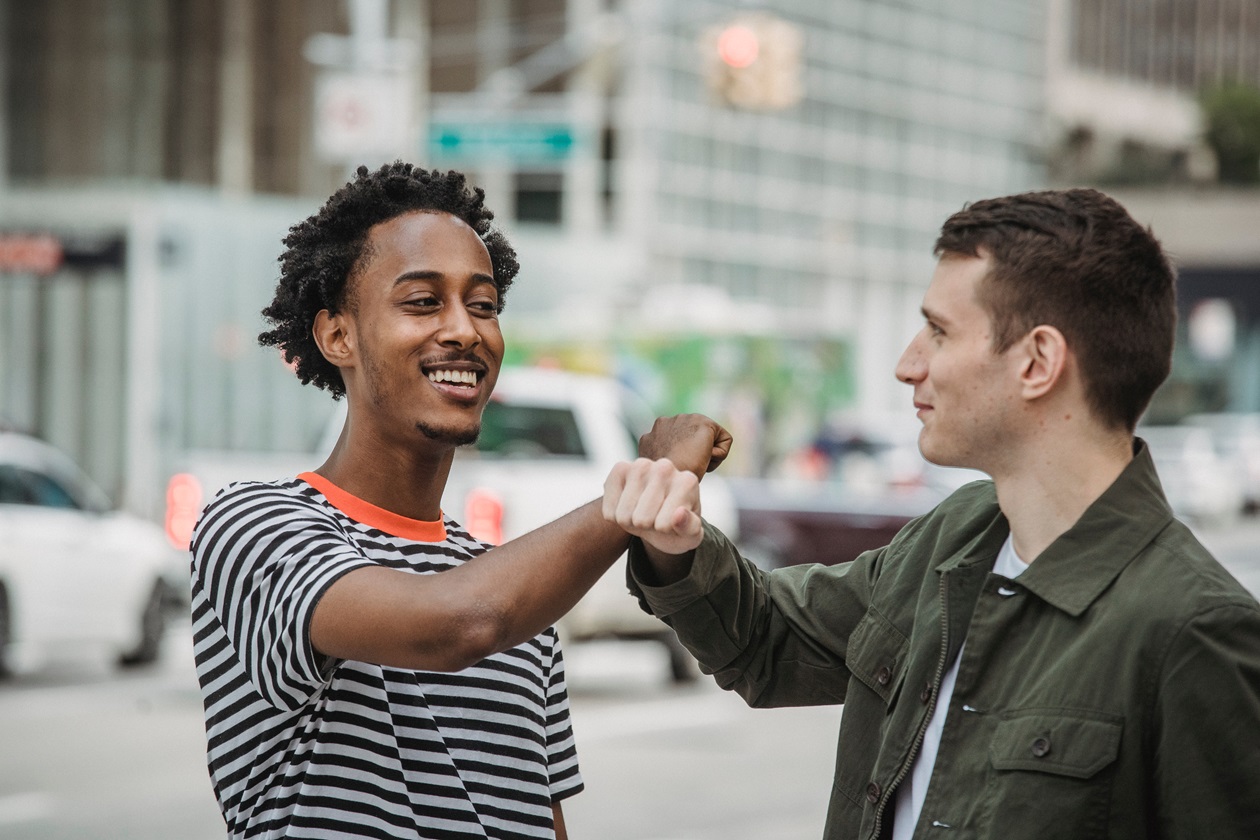 Jeunes hommes se saluant