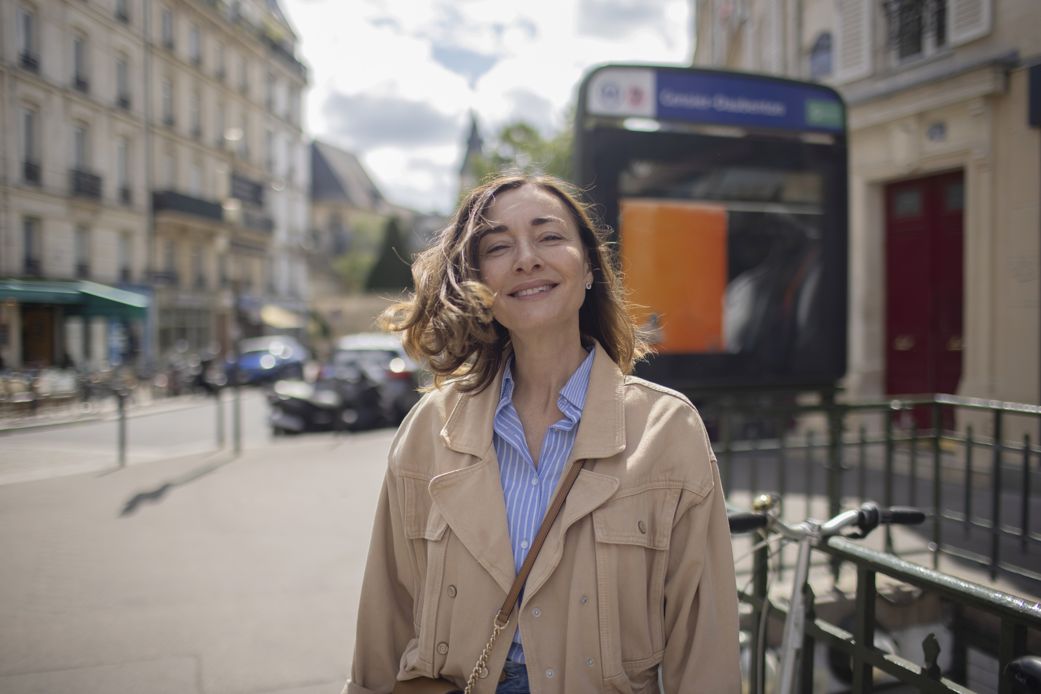 Femme souriante dans les rue de Paris