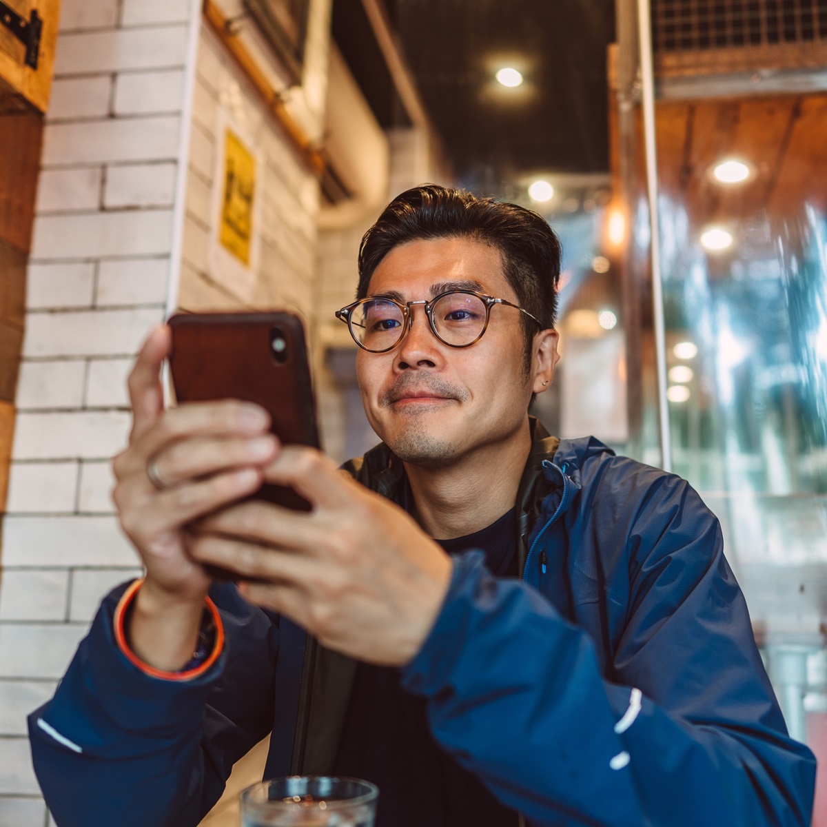 Un homme qui regarde son téléphone