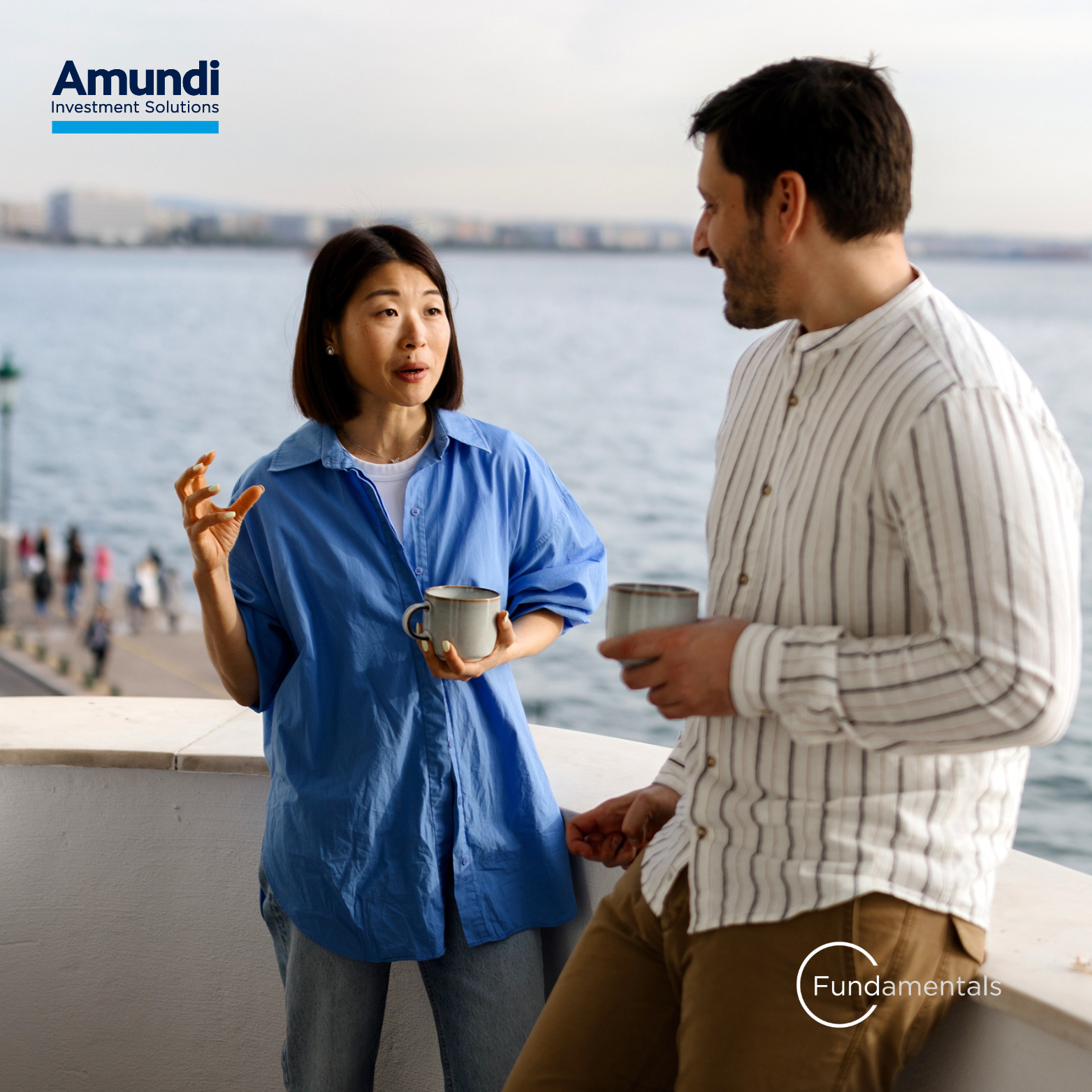Deux personnes qui parlent autour d'un café