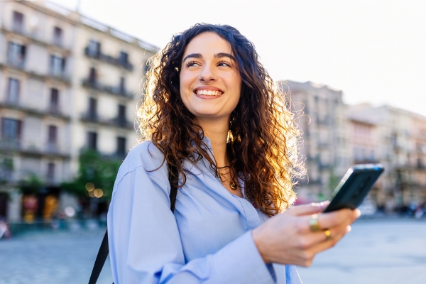 Donna sorridente con camicia blu