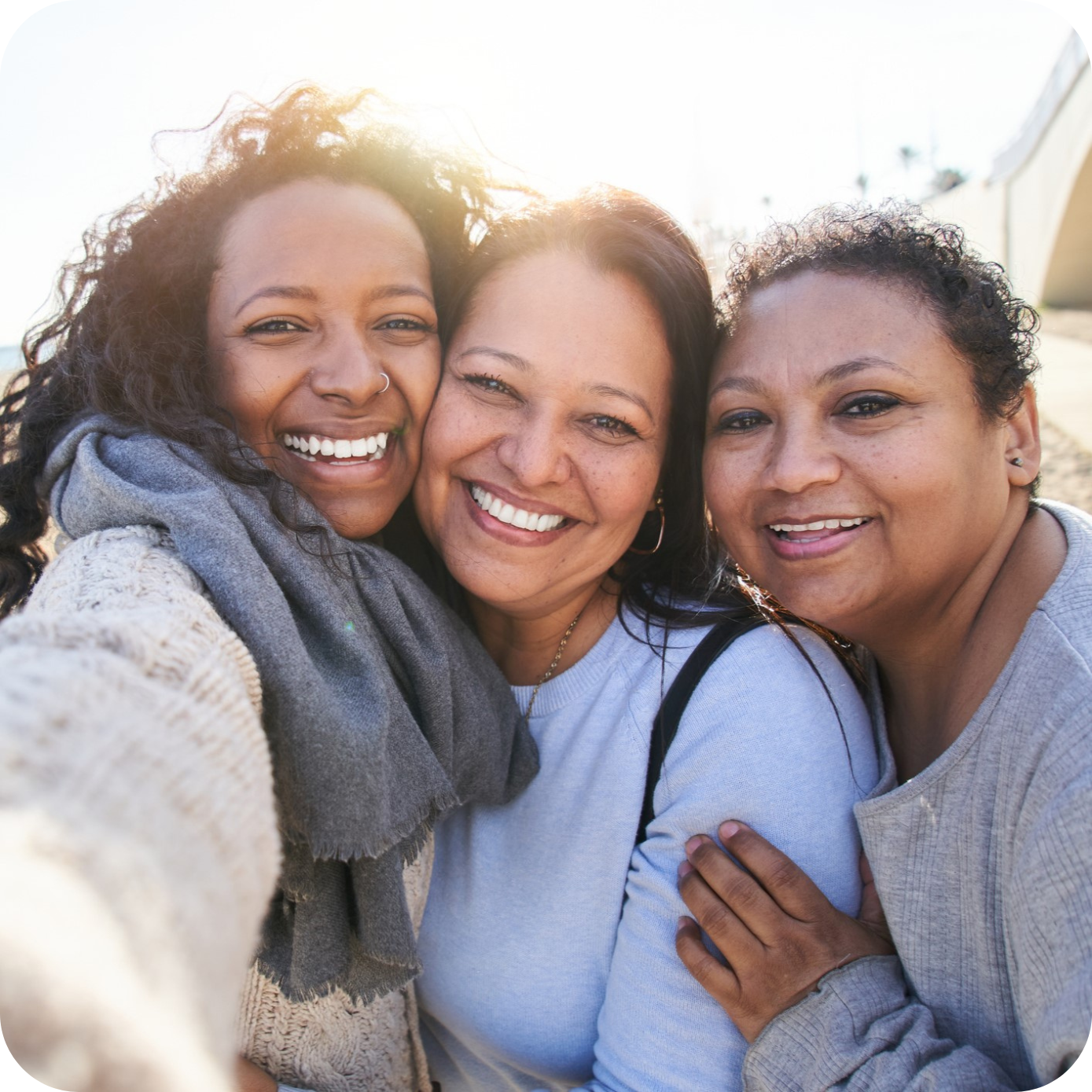 3 femmes souriantes