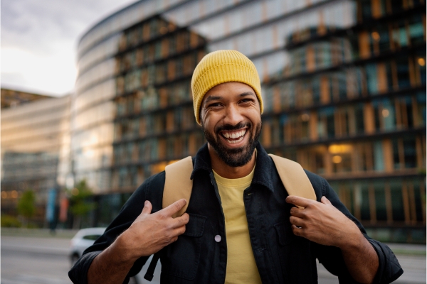 Uomo sorridente con un berretto giallo