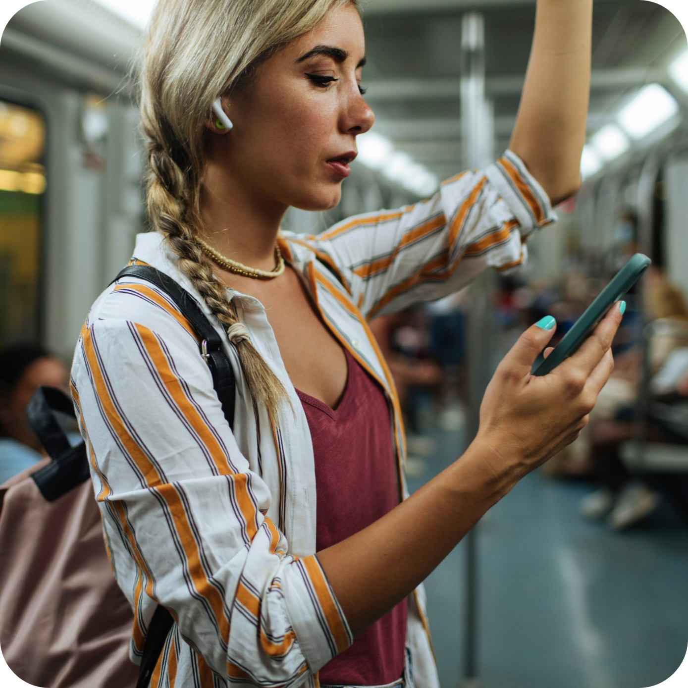 une femme dans le métro sur son téléphone