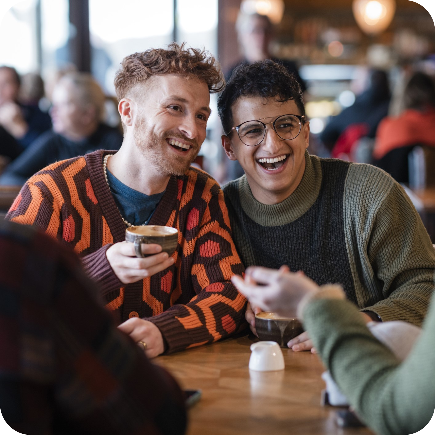 Deux hommes souriant qui prennent un café