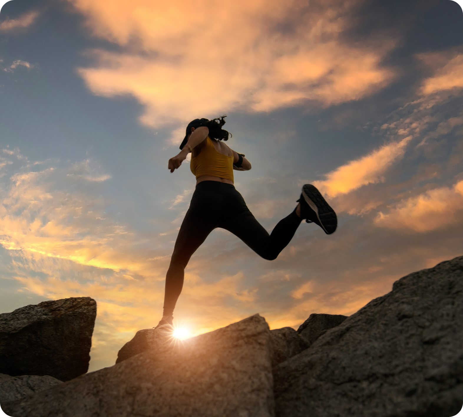 Frau läuft bei Sonnenuntergang.