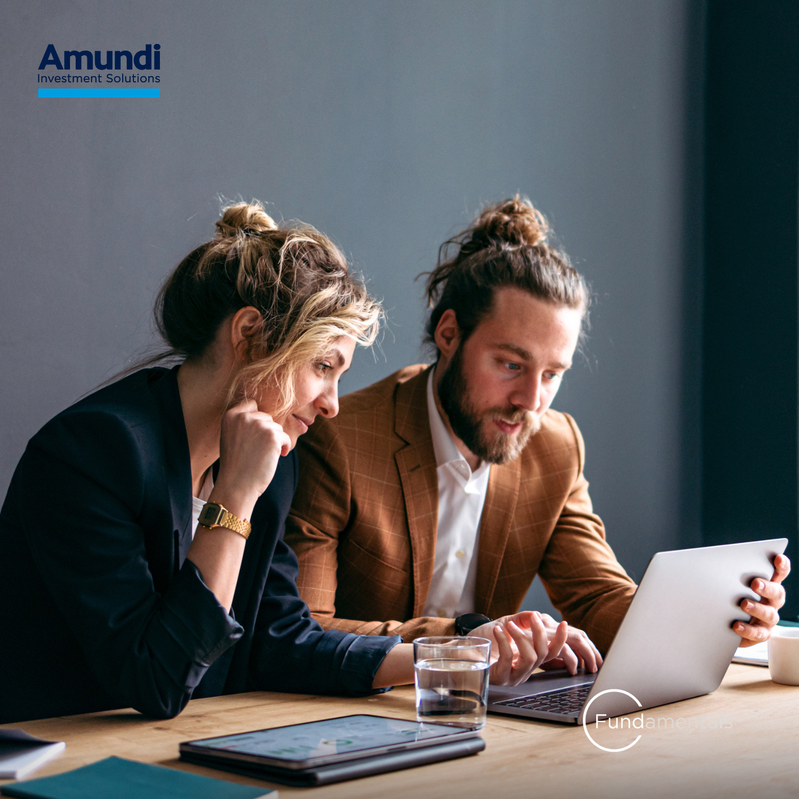Un homme et une femme devant un ordinateur